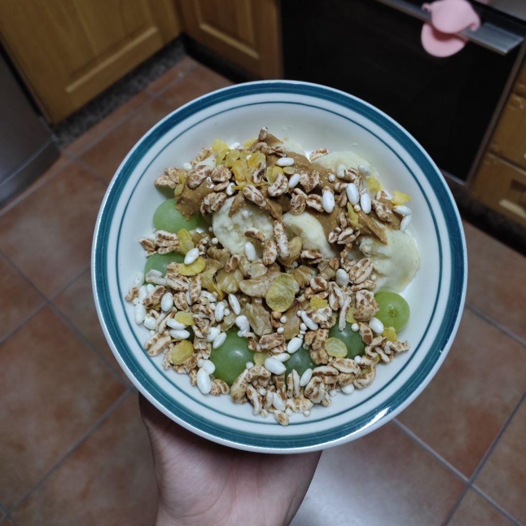 Bowl de yogur, fruta y cereales Bowl de yogur, fruta y cereales