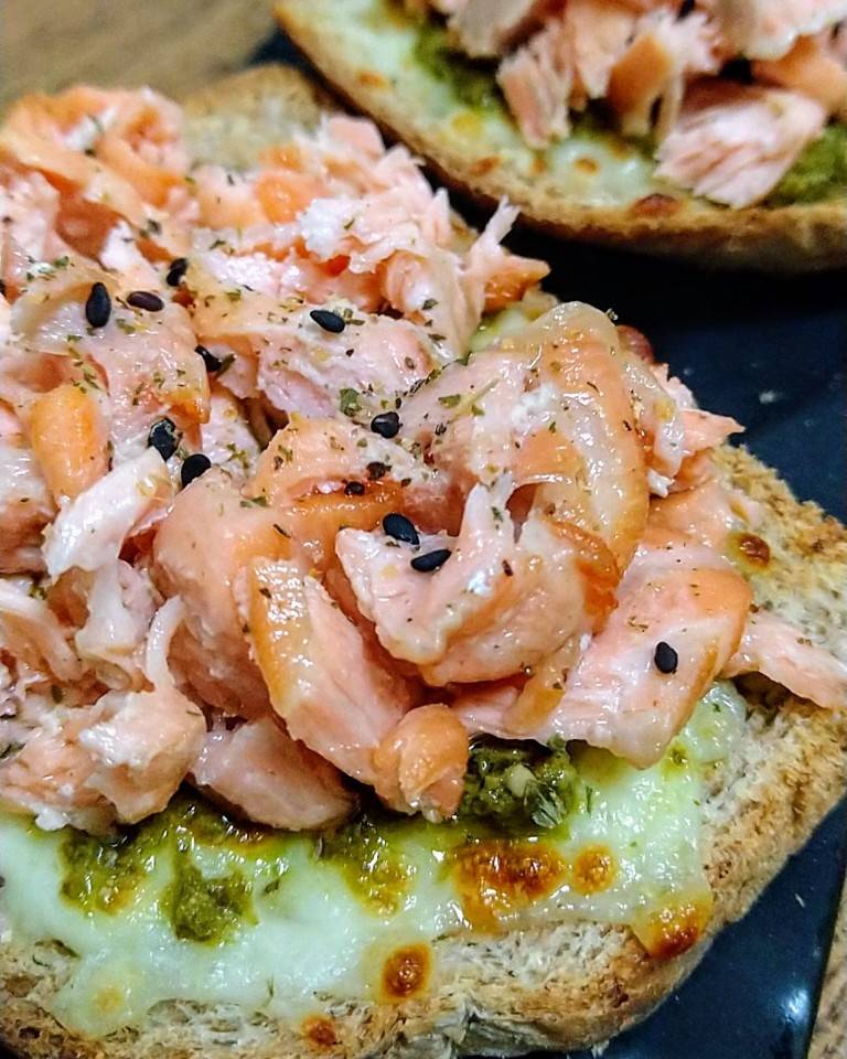 Tostada de salm贸n, queso y pesto Tostada de salm贸n, queso y pesto