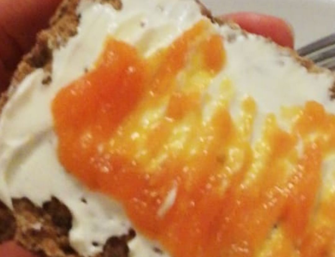 Tosta de pan wasa con queso y zanahoria Tosta de pan wasa con queso y zanahoria