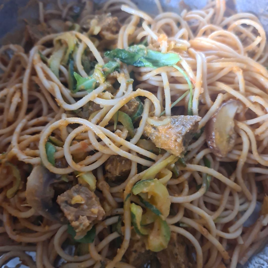 Spaghettis integrales con calabacín y salsa de tomate asado Spaghettis integrales con calabacín y salsa de tomate asado