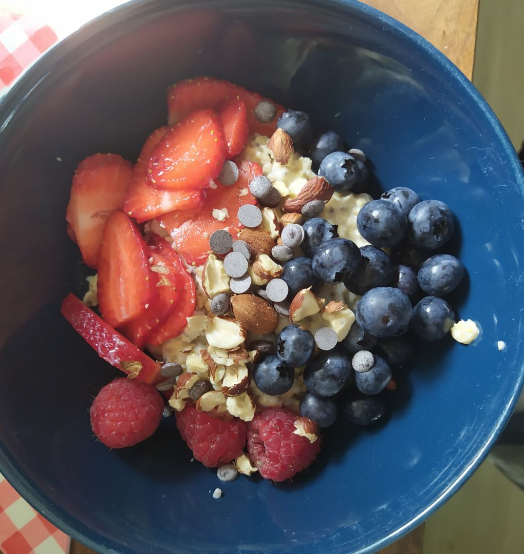 Porridge con frutos rojos frescos Porridge con frutos rojos frescos
