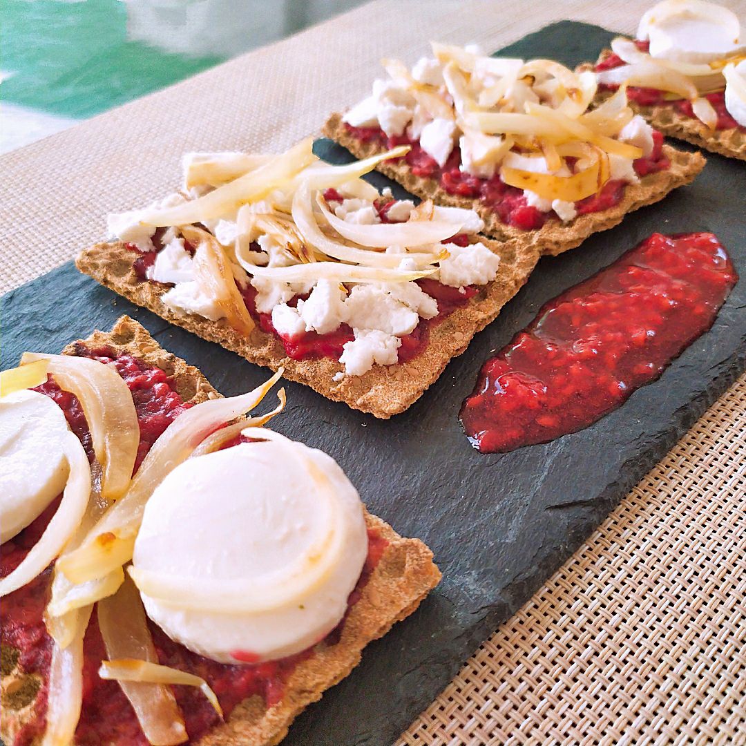Tostas de queso de cabra, cebolla y mermelada Tostas de queso de cabra, cebolla y mermelada