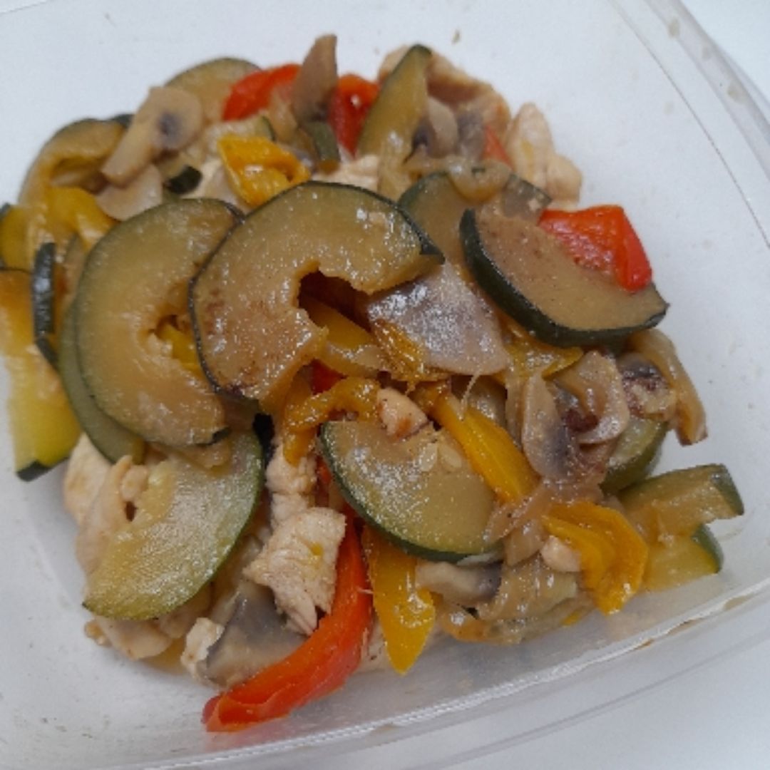 Pollo con verduras salteadas Pollo con verduras salteadas