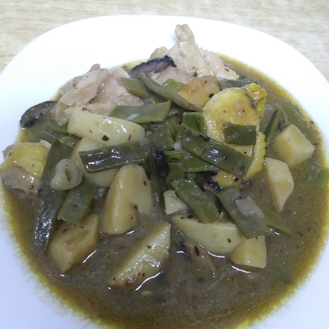 Muslo deshuesado de pollo con patata, cebolla, judías verdes y salsa de ciruela Muslo deshuesado de pollo con patata, cebolla, judías verdes y salsa de ciruela