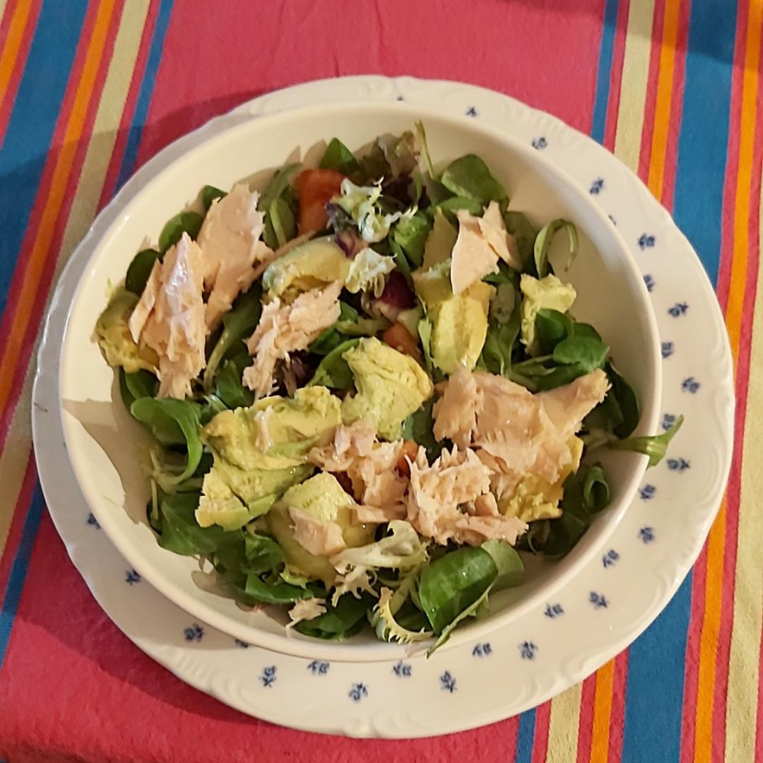 Ensalada de bonito y aguacate Ensalada de bonito y aguacate