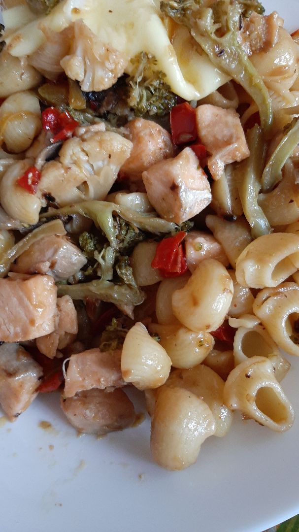 Salmón con conitos de pasta y verduras salteadas Salmón con conitos de pasta y verduras salteadas