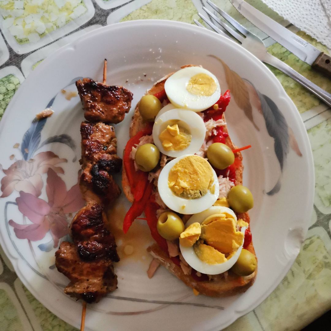 Torrada con brocheta de carne Torrada con brocheta de carne