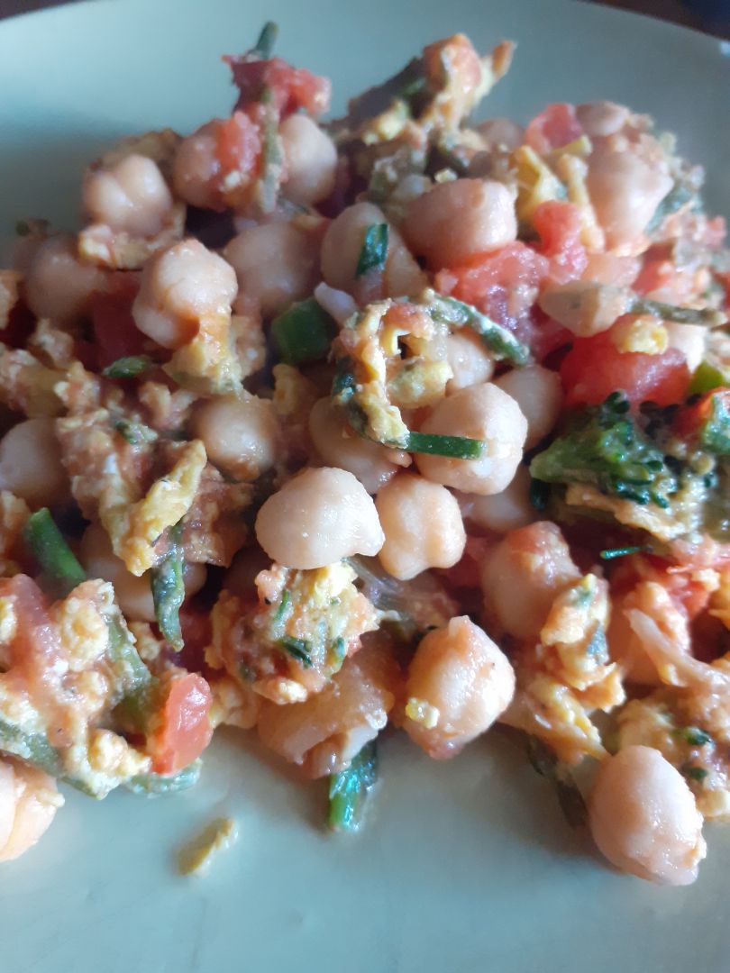 Huevos revueltos con garbanzos Huevos revueltos con garbanzos