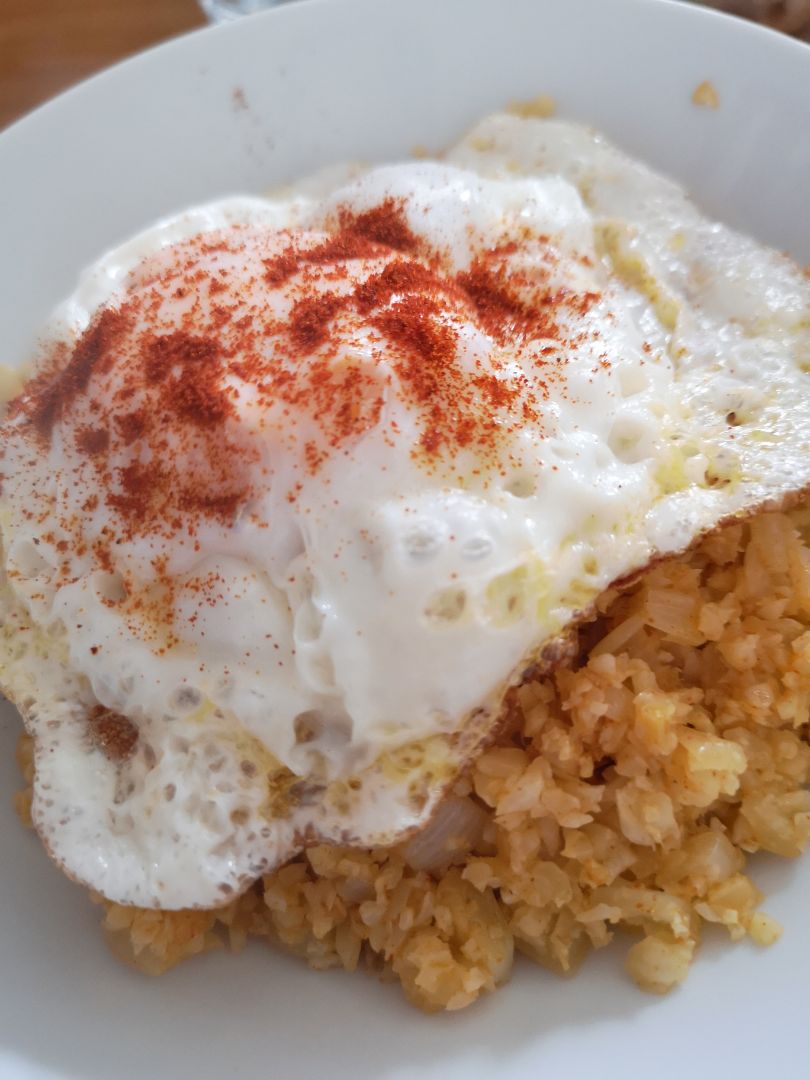 Migas de coliflor con huevo a la plancha Migas de coliflor con huevo a la plancha