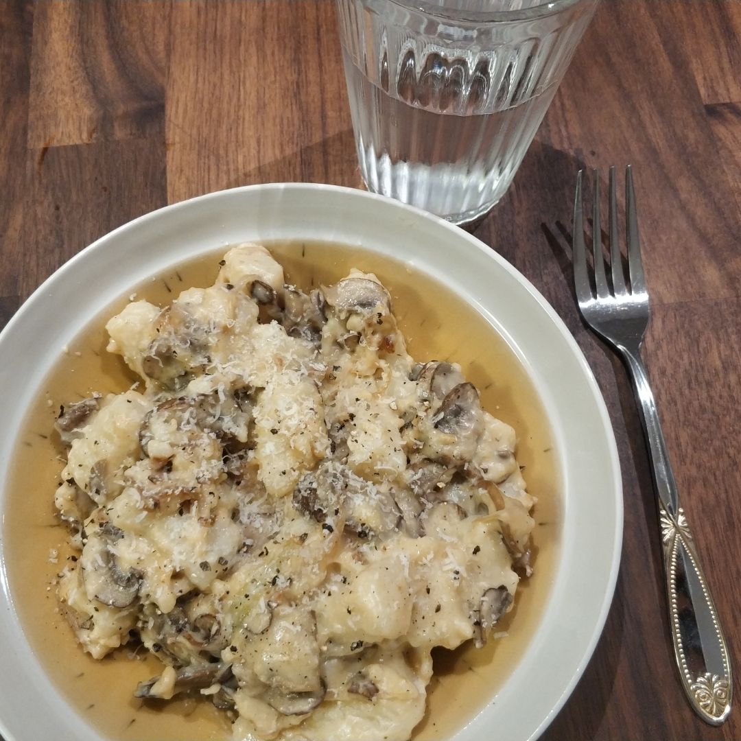 Gnocchi con champiñones, cebolla y queso