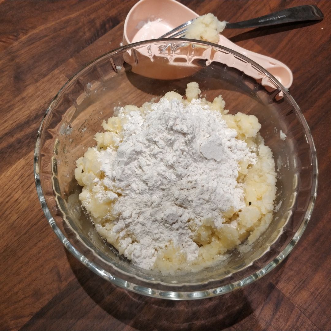 Gnocchi con champiñones, cebolla y queso Paso 1