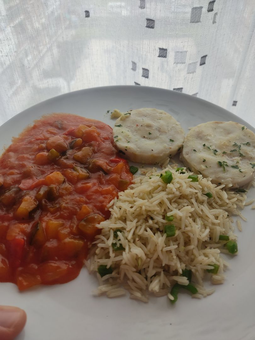 Merluza con pisto y arroz Merluza con pisto y arroz