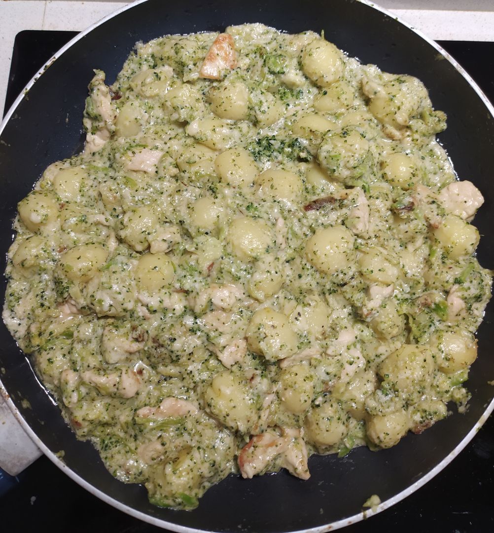 Ñoquis con pollo y salsa de queso con brócoli Ñoquis con pollo y salsa de queso con brócoli
