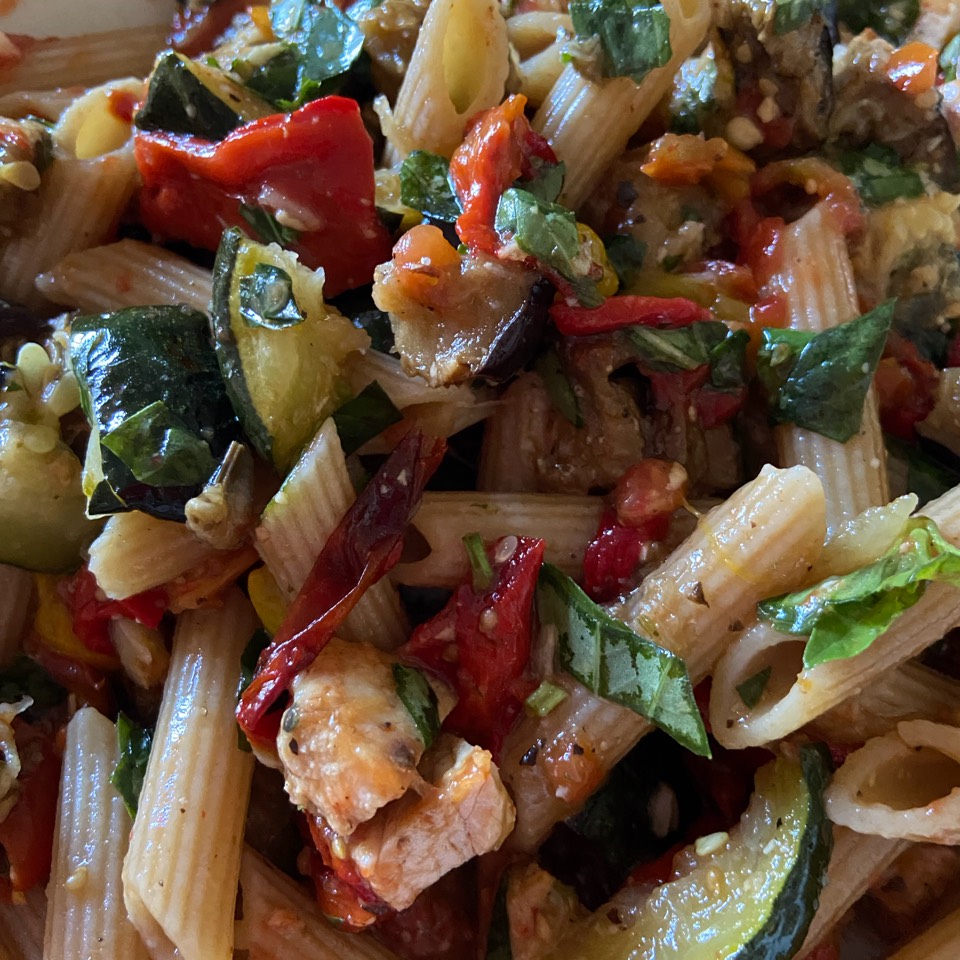 Macarrones integrales con berenjena, pimientos y calabacín Macarrones integrales con berenjena, pimientos y calabacín