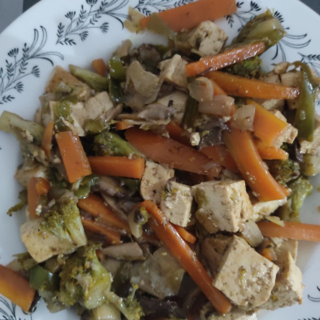 Tofu marinado en soja con verduras Tofu marinado en soja con verduras
