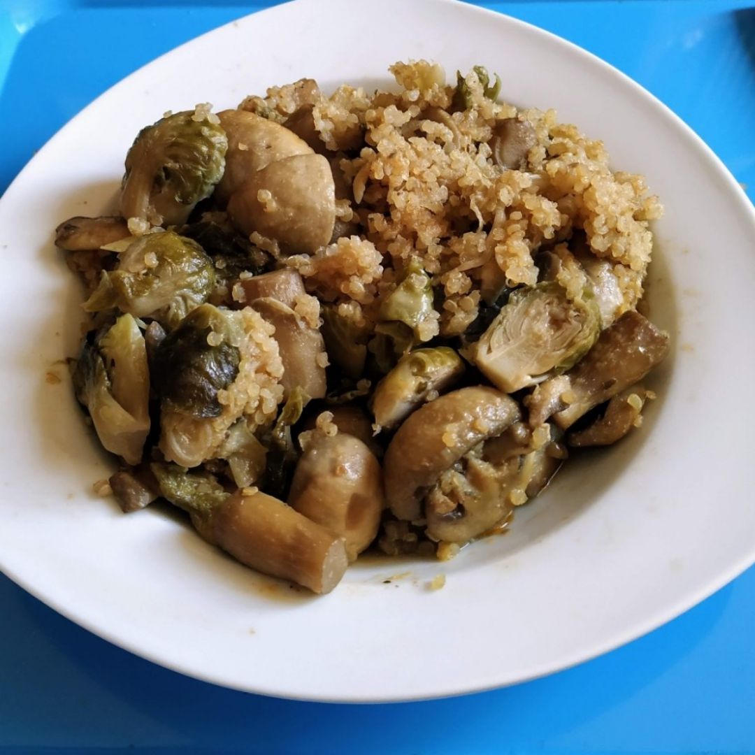 Quinoa con coles de Bruselas y champiñones