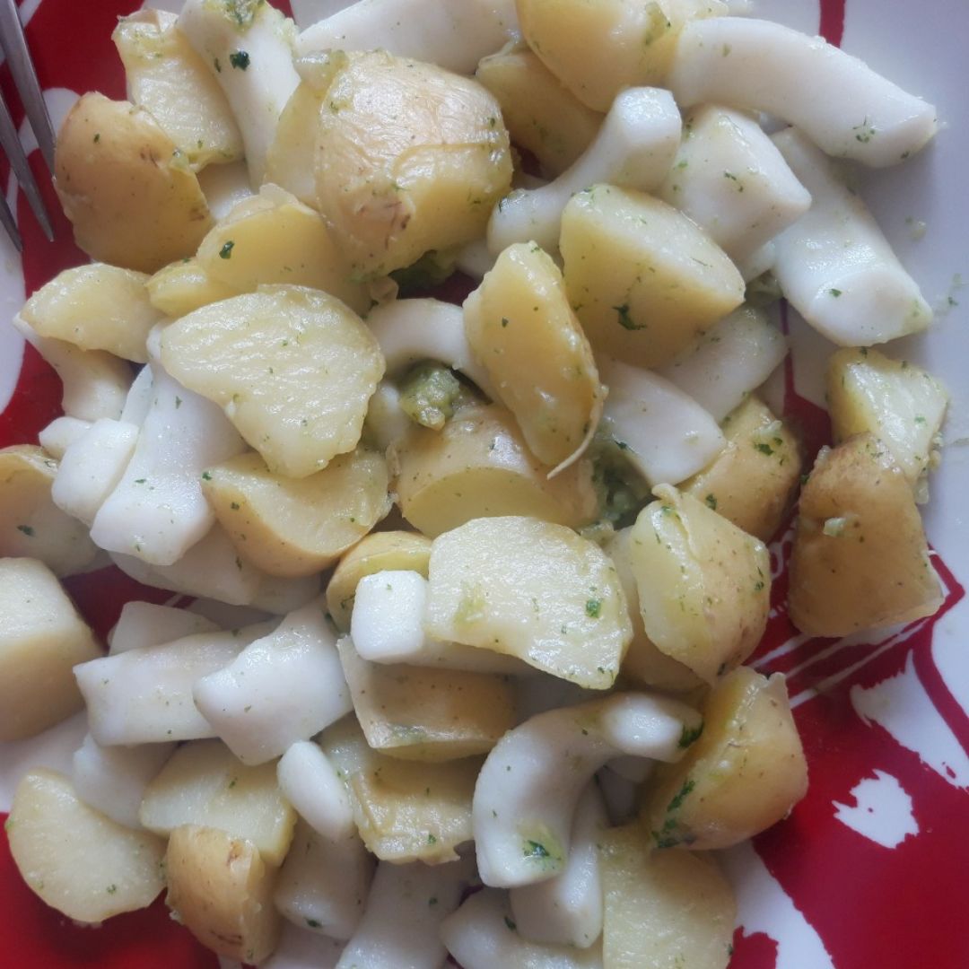 Anillas de calamar al ajillo con patatas Anillas de calamar al ajillo con patatas