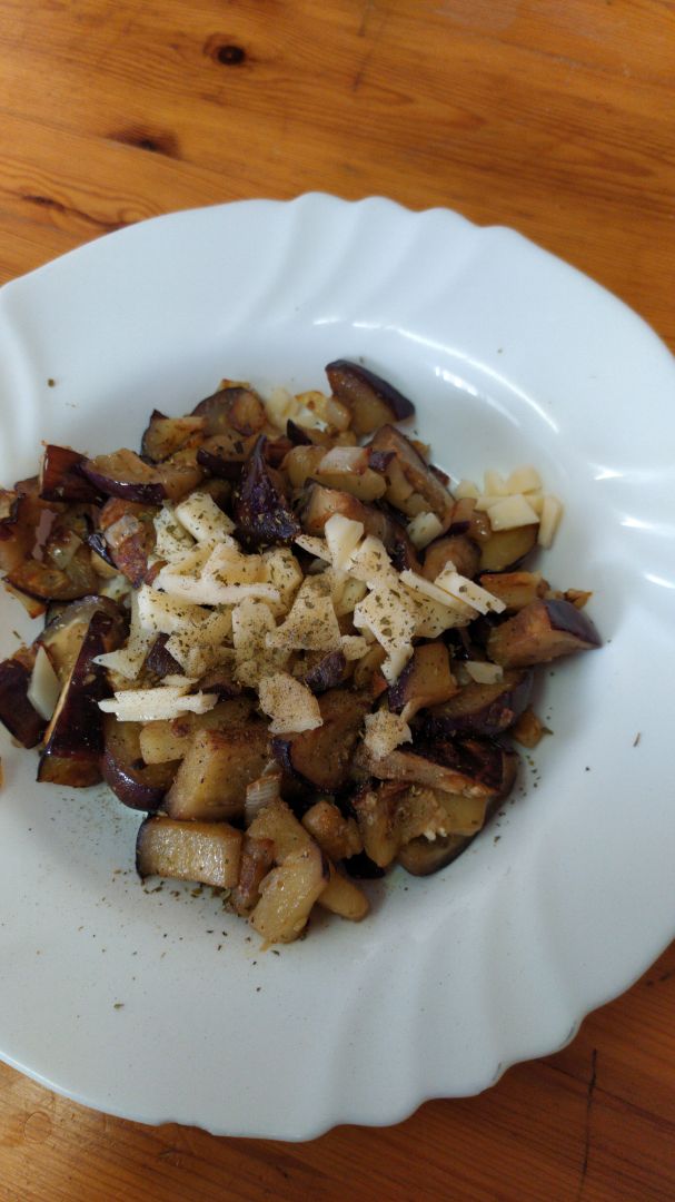 Berenjena a la plancha con topping de queso. Berenjena a la plancha con topping de queso.