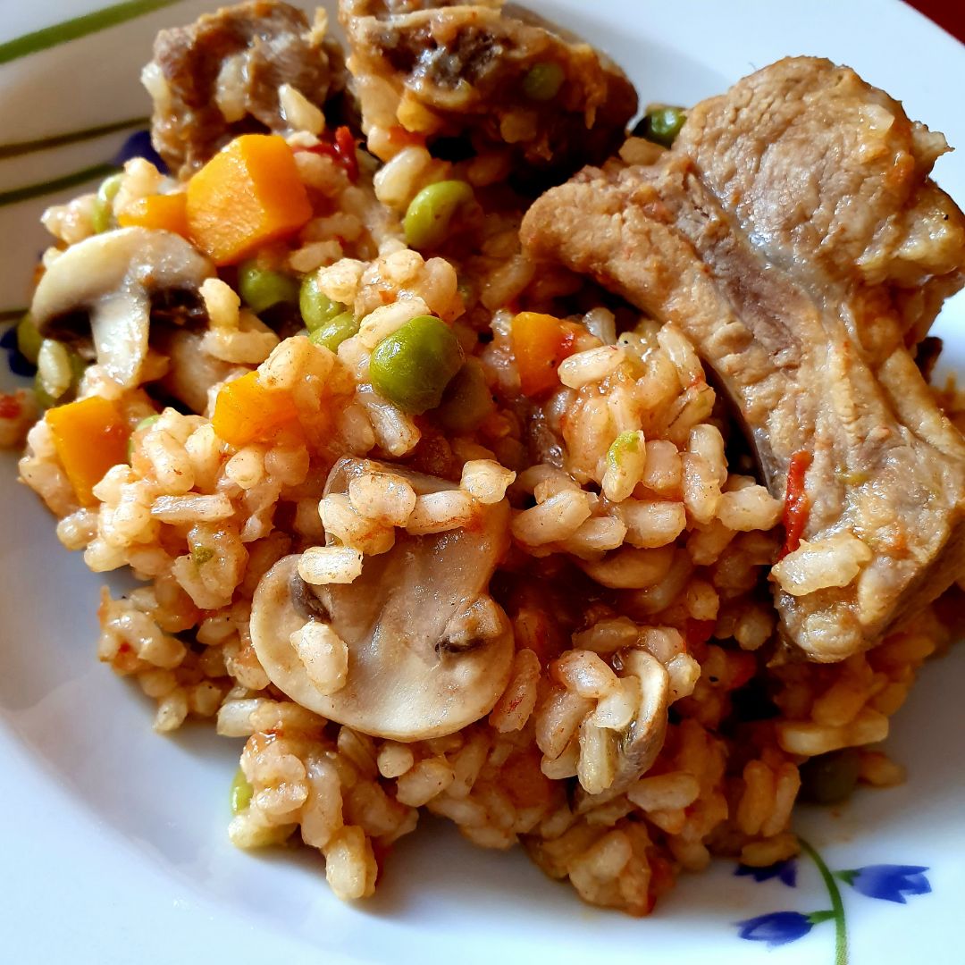 Arroz integral con verduras y costillas. Arroz integral con verduras y costillas.