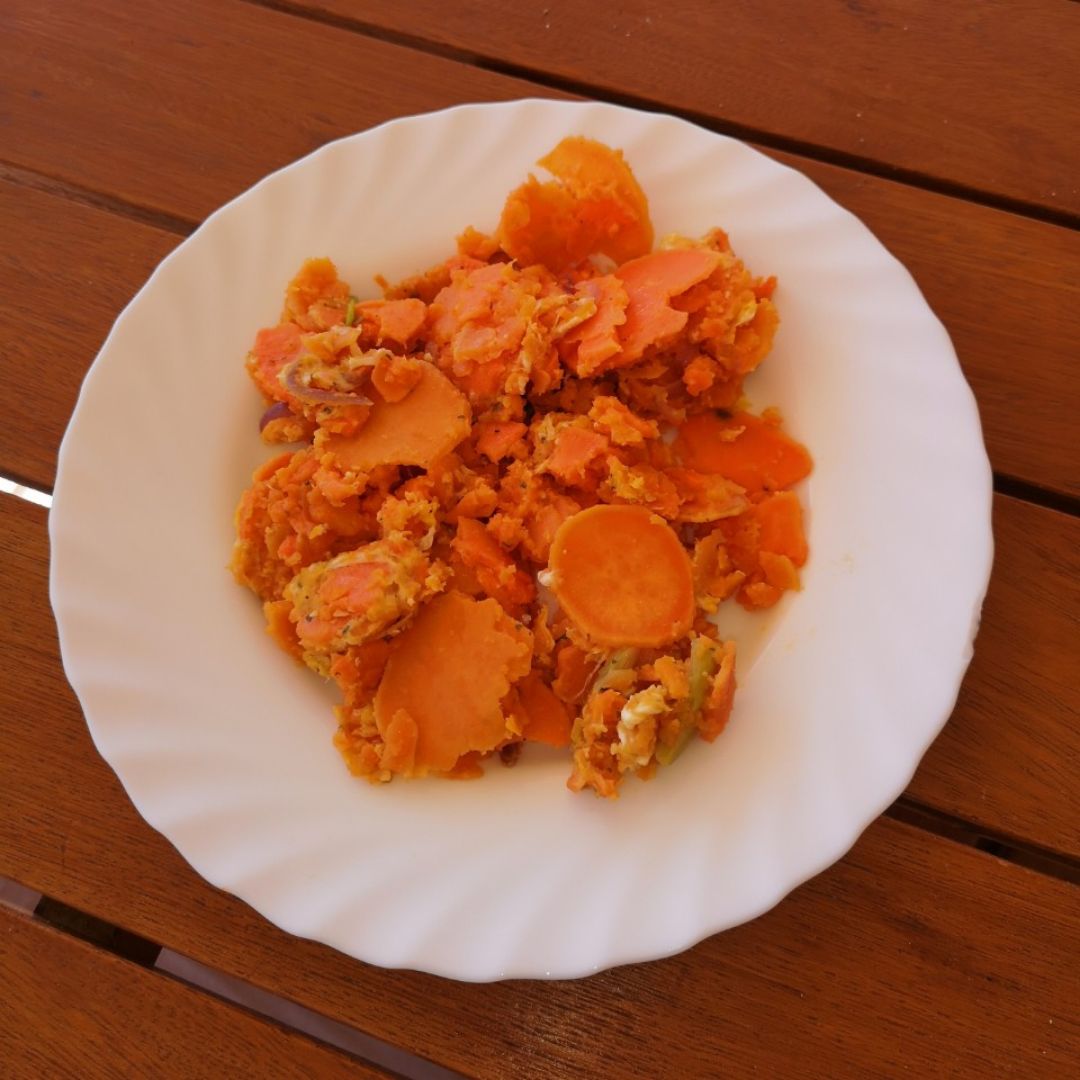 Batata a lo pobre con huevos revueltos Batata a lo pobre con huevos revueltos