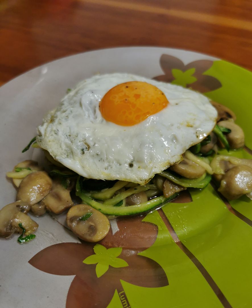 CALABAGUETTIS CON CHAMPIÑONES Y HUEVO A LA PLANCHA CALABAGUETTIS CON CHAMPIÑONES Y HUEVO A LA PLANCHA