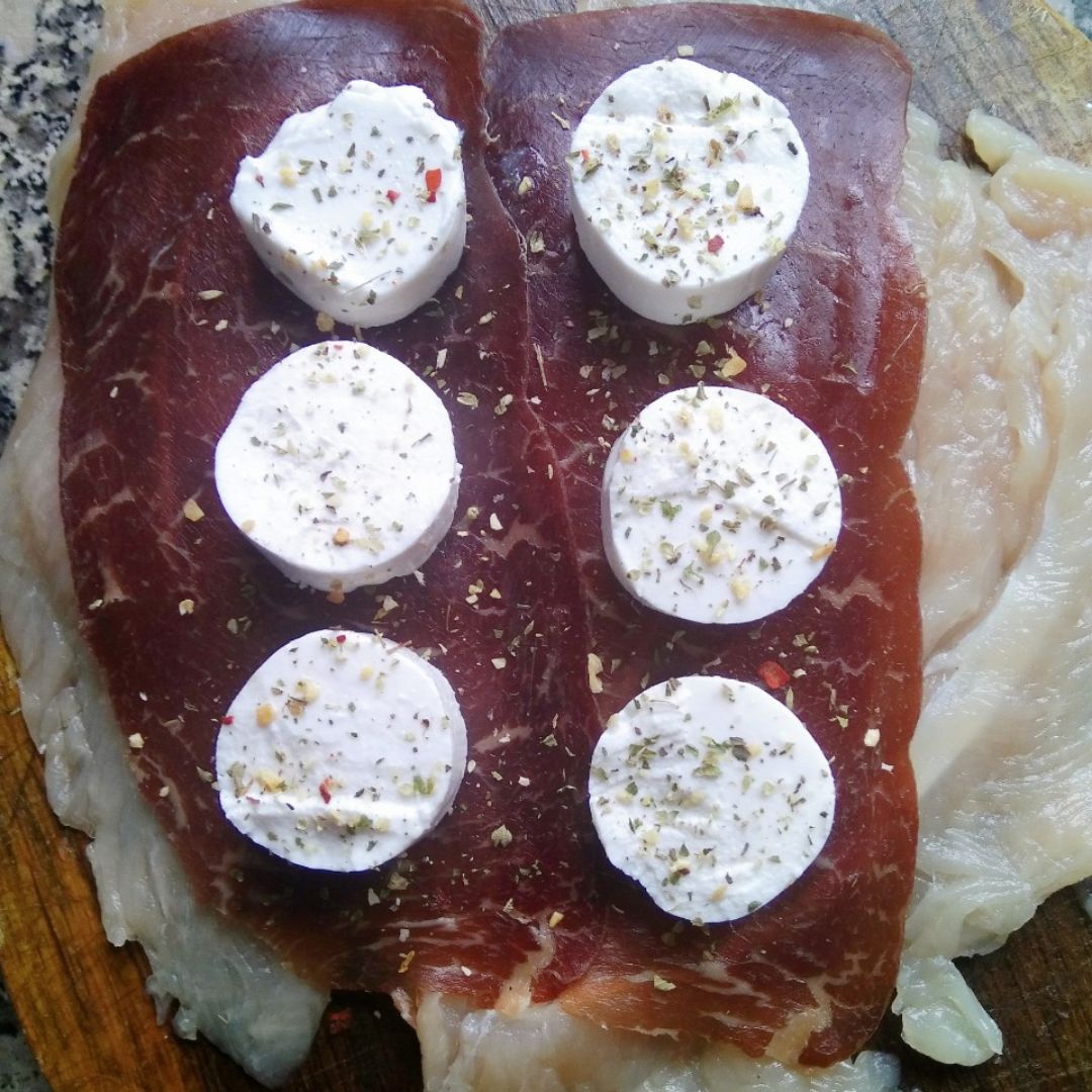 Pechuga de pavo rellena de cecina y queso de cabra Paso 1 Pechuga de pavo rellena de cecina y queso de cabra Paso 1