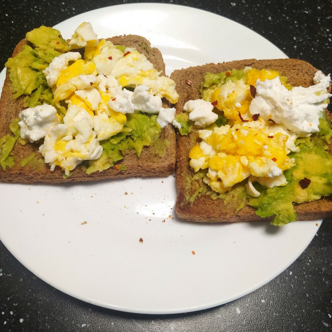 Tostada con aguacate y huevo