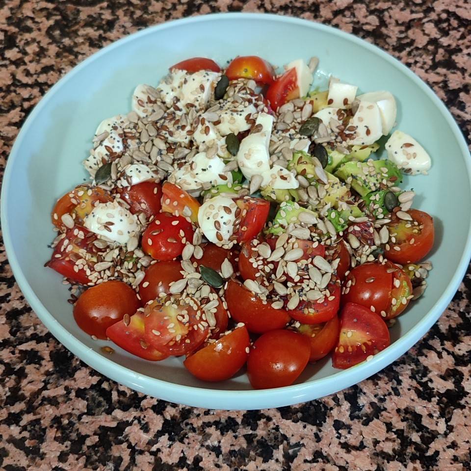 Ensalada de cherries, mozzarela y aguacate Ensalada de cherries, mozzarela y aguacate