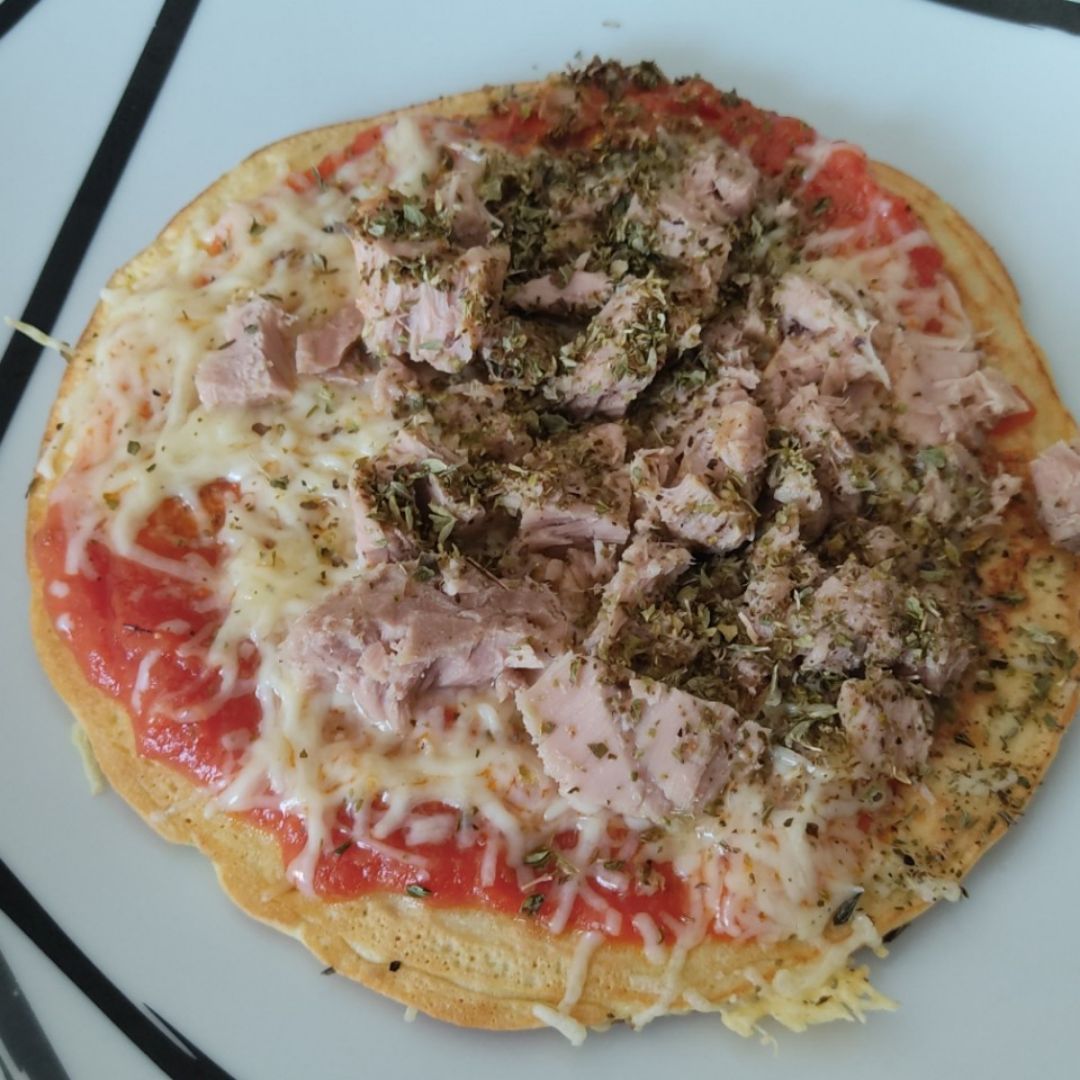 Pizza de harina de garbanzo en sartén Pizza de harina de garbanzo en sartén