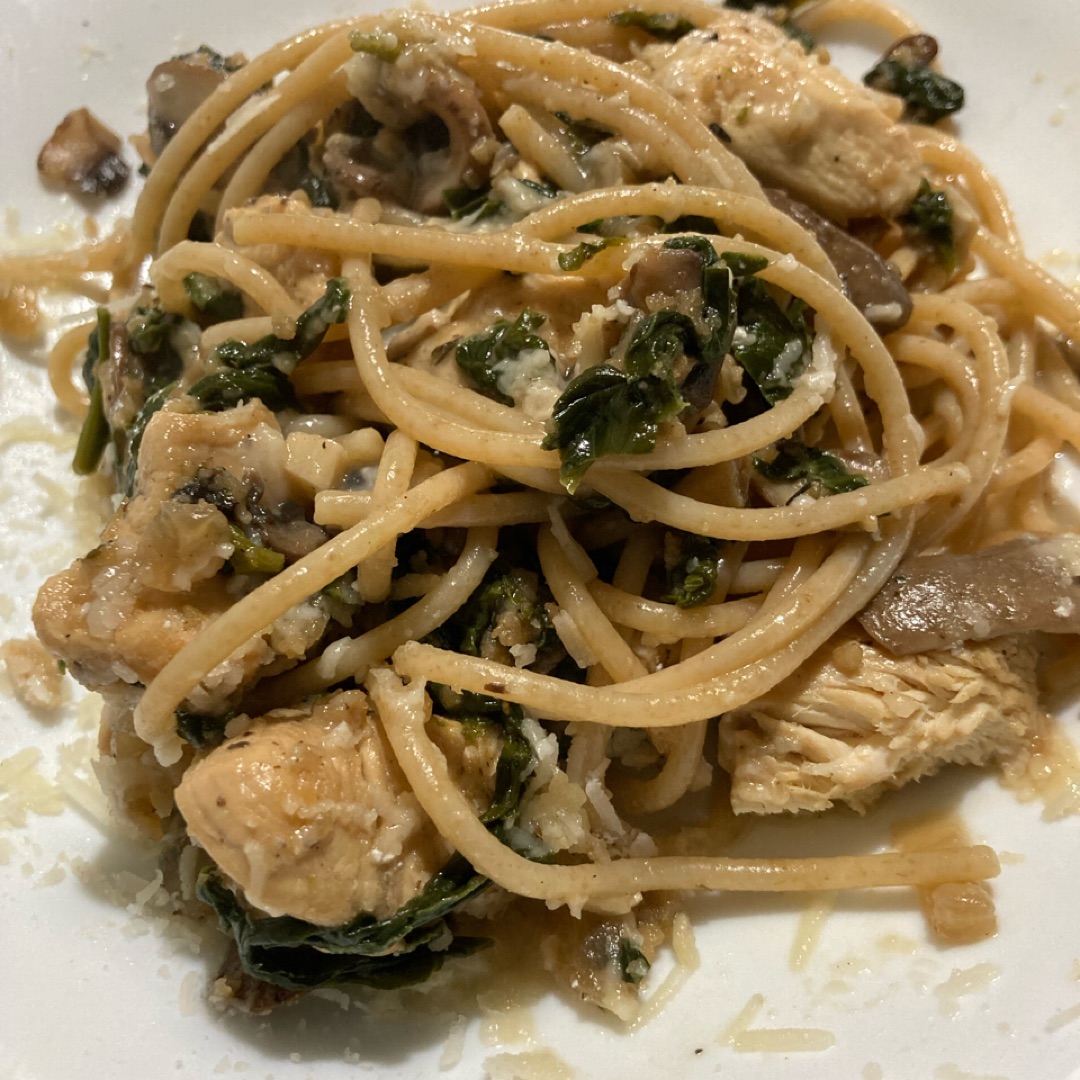 Pasta con pollo y champiñones