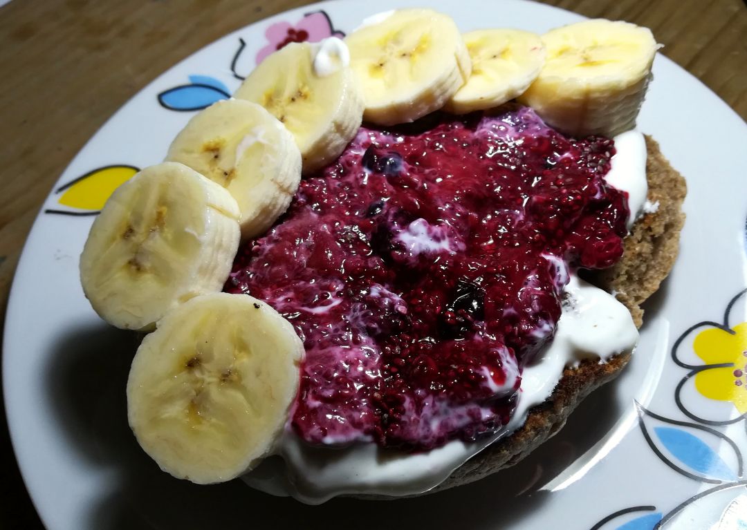 Tostada de Yogur, mermelada de frutos rojos y plátano 