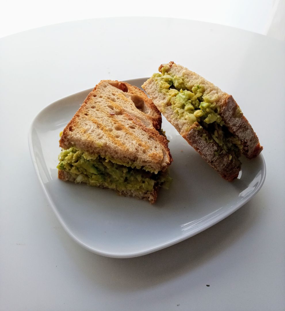 Sandwich de garbanzos y aguacate Sandwich de garbanzos y aguacate