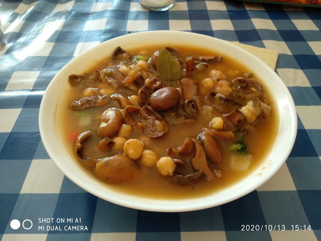 Garbanzos con níscalos. Garbanzos con níscalos.