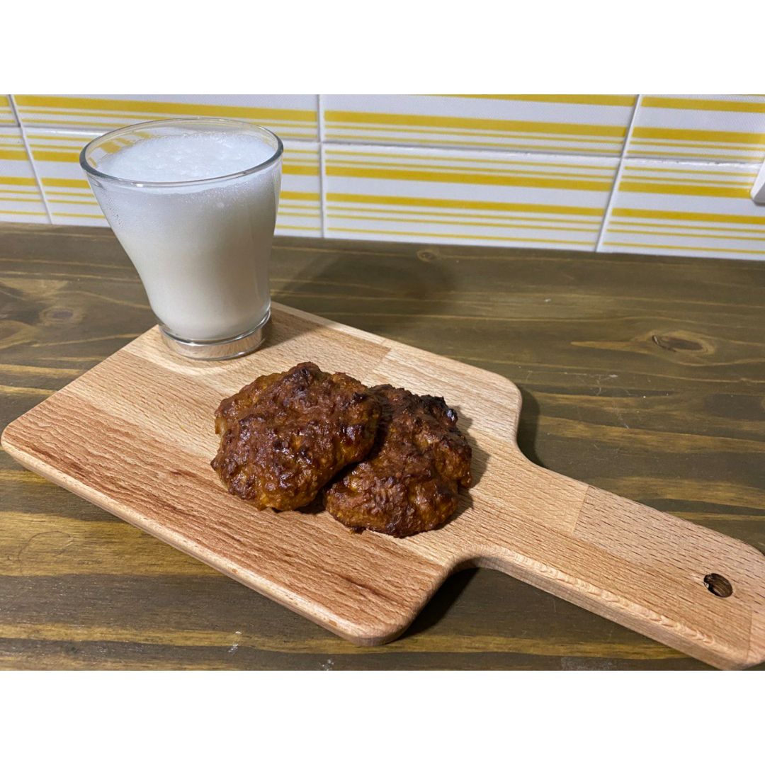 Galletas de avena, plátano y frutos secos. Galletas de avena, plátano y frutos secos.
