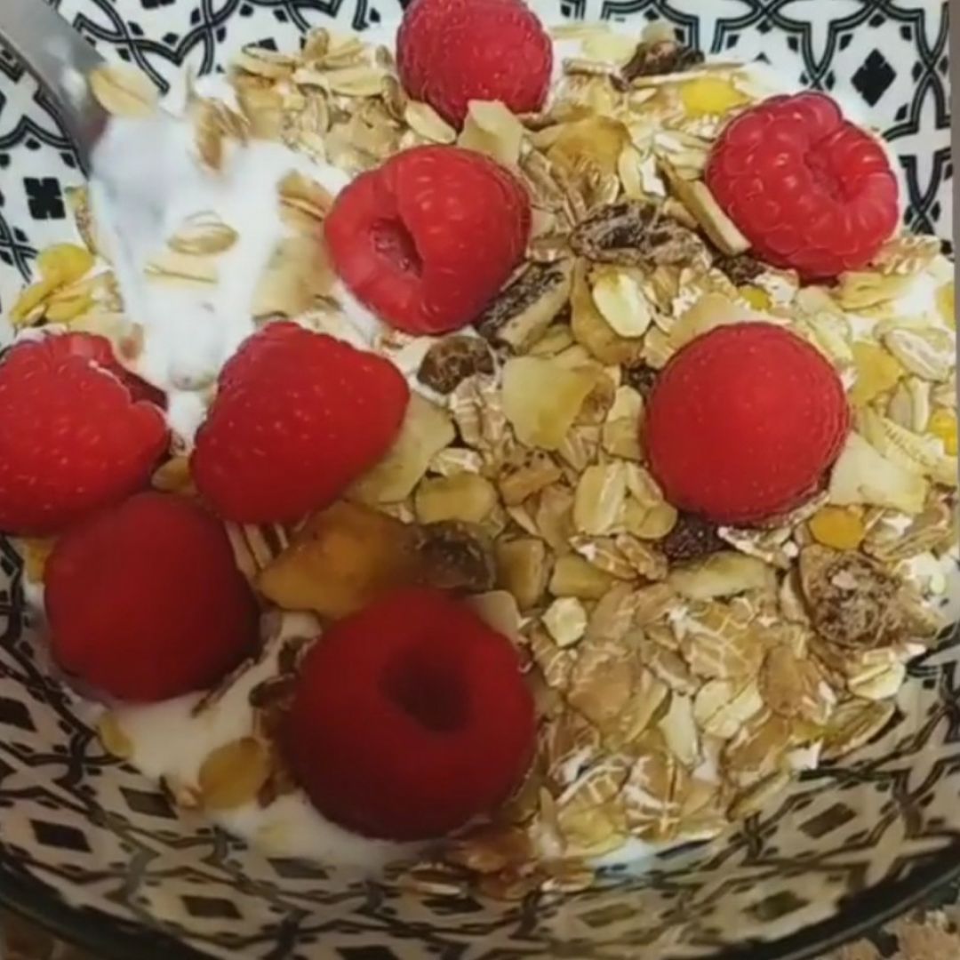 Kefir con muesly y frambuesas Kefir con muesly y frambuesas