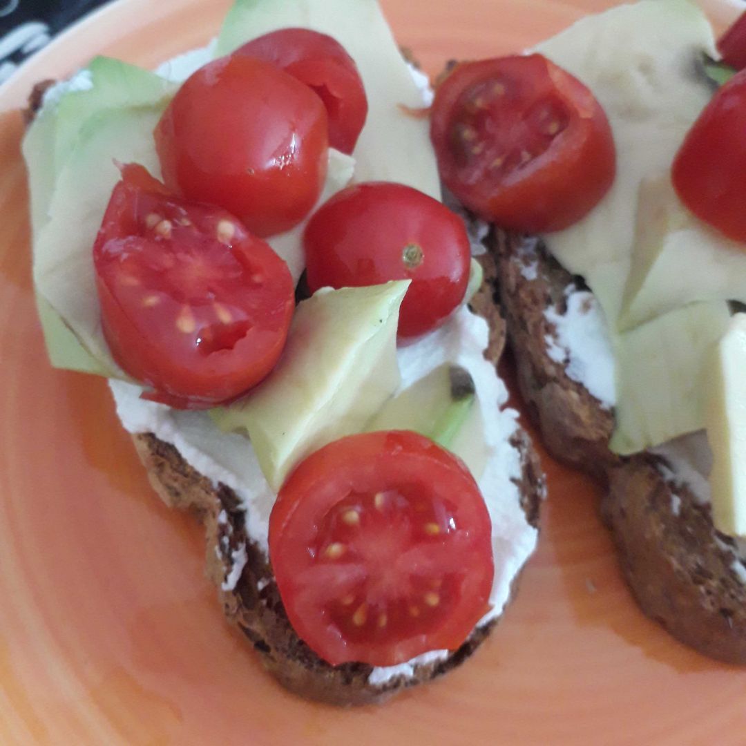Tostadas ricotta y aguacate Tostadas ricotta y aguacate