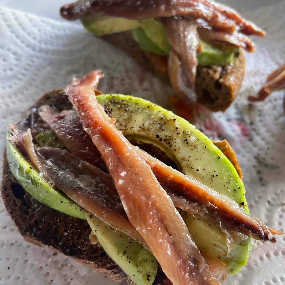 Tostadas de centeno con aguacate y anchoas. Tostadas de centeno con aguacate y anchoas.