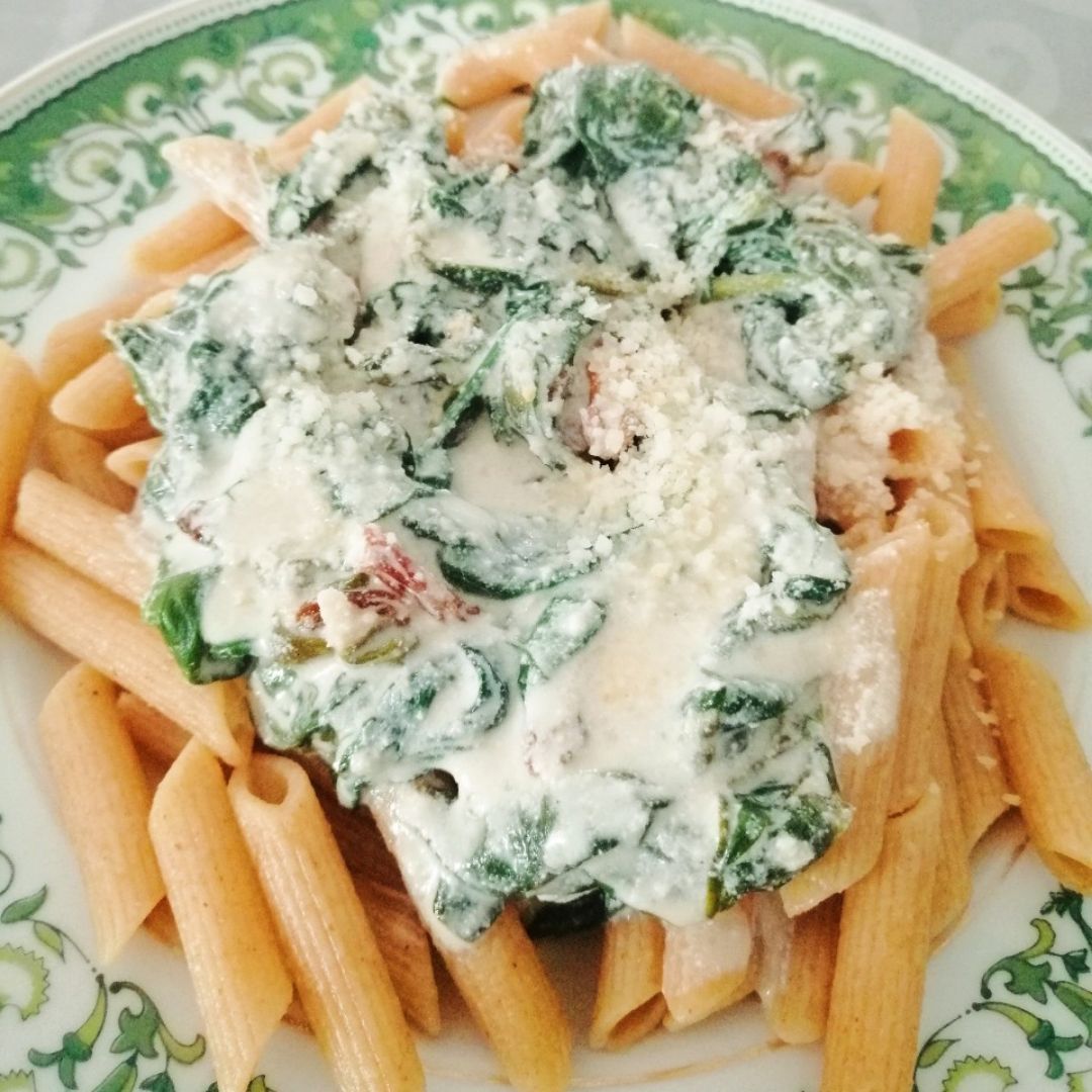 Pasta con salsa de espinacas y ricotta