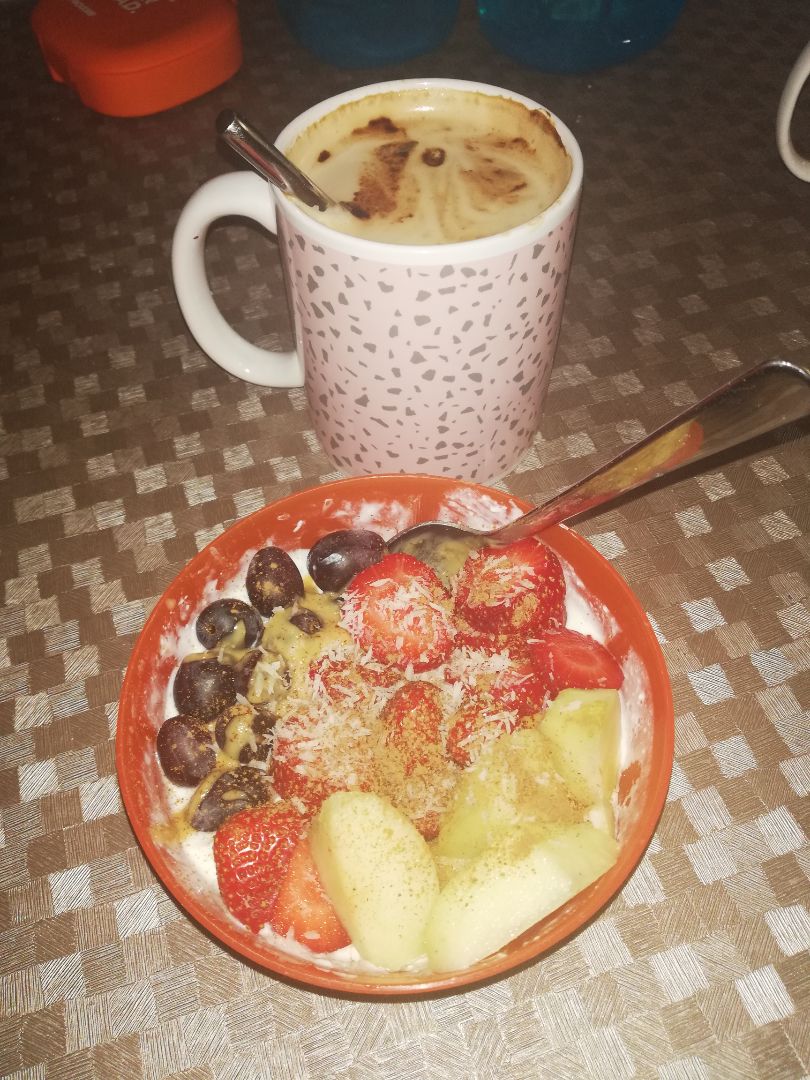 Bol con yogurt y fruta Bol con yogurt y fruta