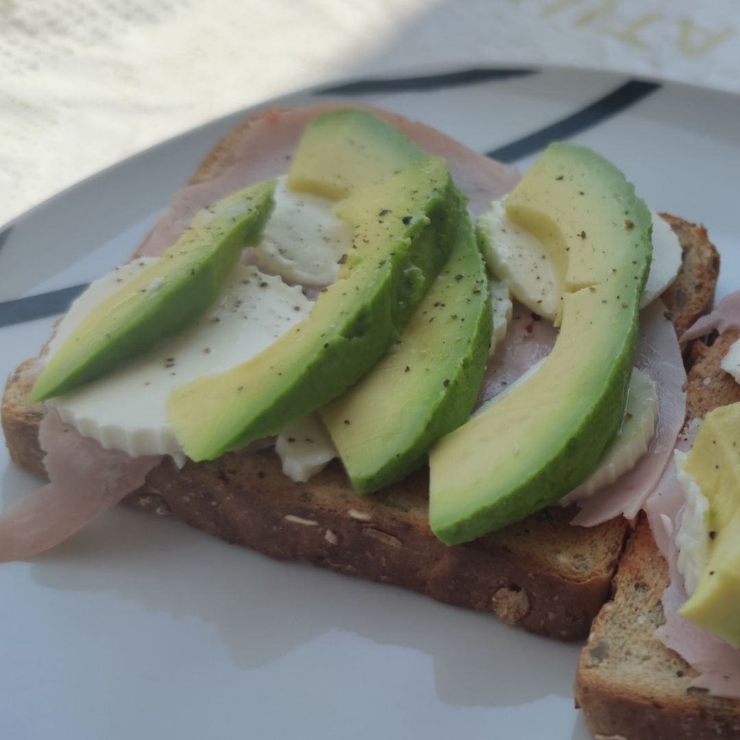 Tostada con jamón, queso fresco y aguacate 
