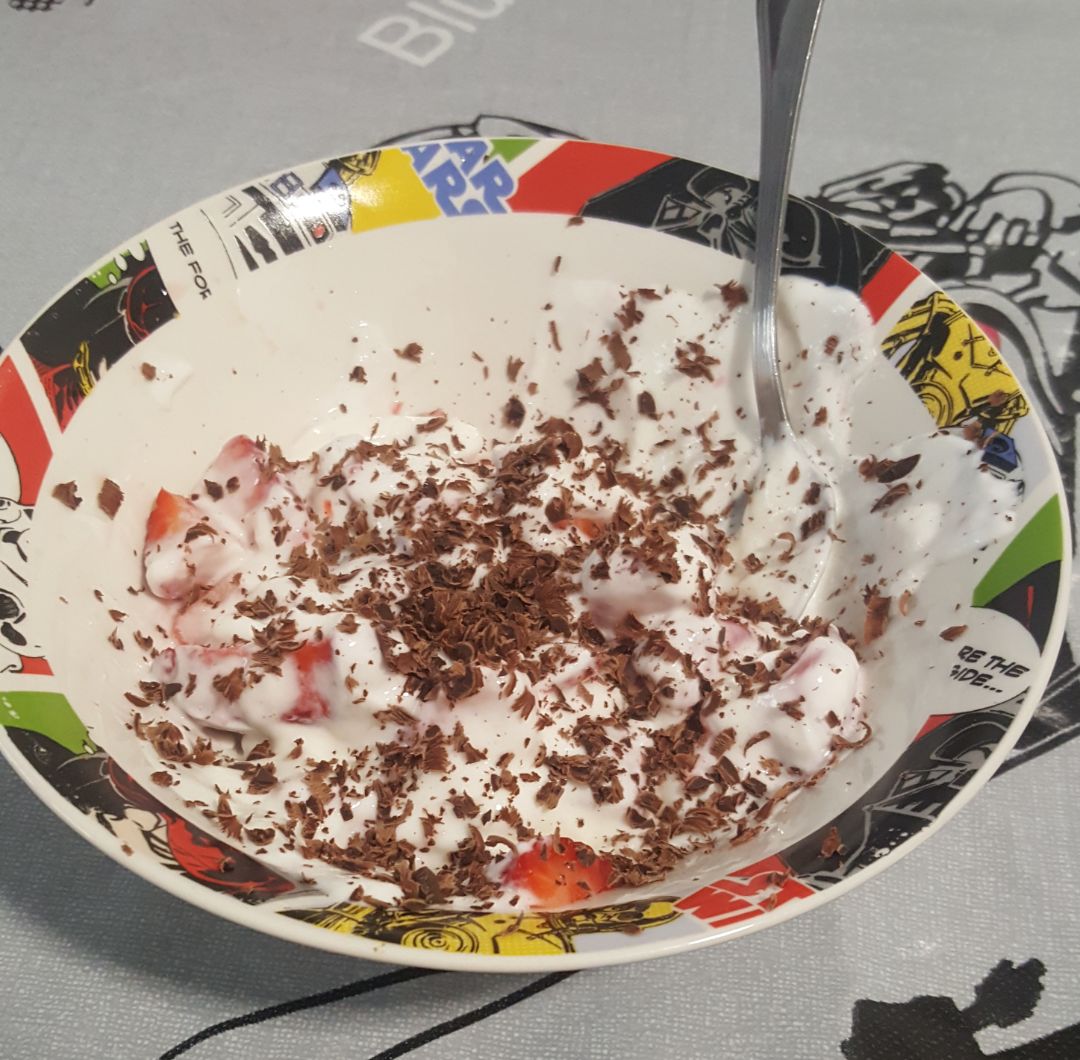 Fresas con queso fresco batido 0% y rayadura de chocolate negro 98% Fresas con queso fresco batido 0% y rayadura de chocolate negro 98%