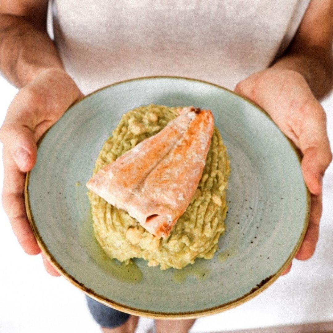 Salmón a la plancha sobre cama de garbanzos y aguacate Salmón a la plancha sobre cama de garbanzos y aguacate