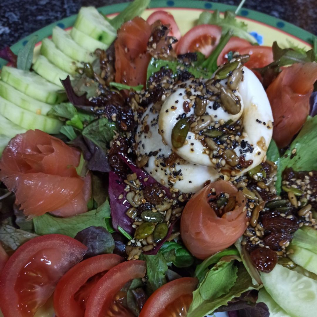 Ensalada de burrata con salsa templada de frutos secos y semillas Ensalada de burrata con salsa templada de frutos secos y semillas