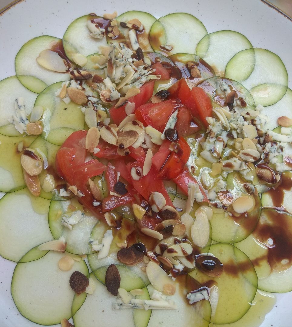 CARPACCIO DE CALABACÍN CON QUESO AZUL Y ALMENDRAS TOSTADAS
