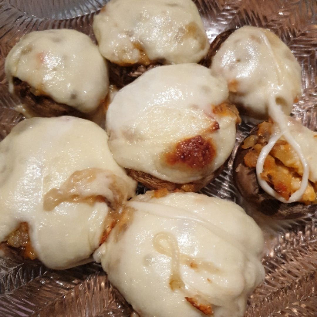 Champiñones relleno de verduras y pollo,con mozzarella light. Champiñones relleno de verduras y pollo,con mozzarella light.