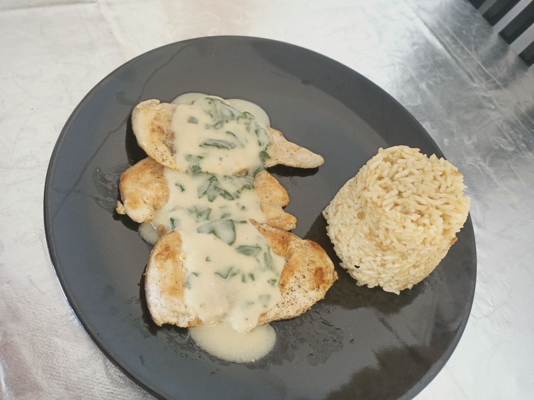 POLLO CON SALSA DE ESPINACAS POLLO CON SALSA DE ESPINACAS