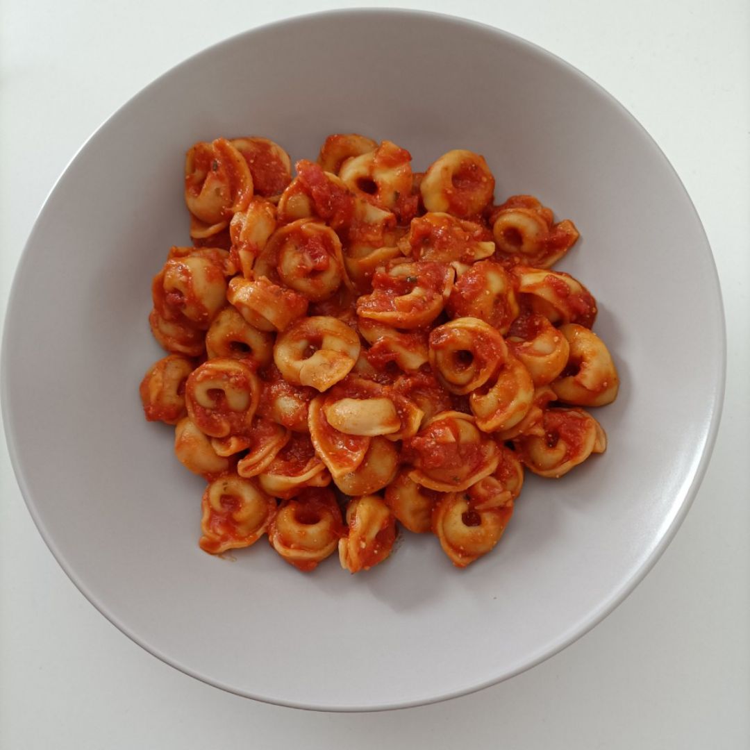 Tortellini de queso con salsa de tomate y ricota