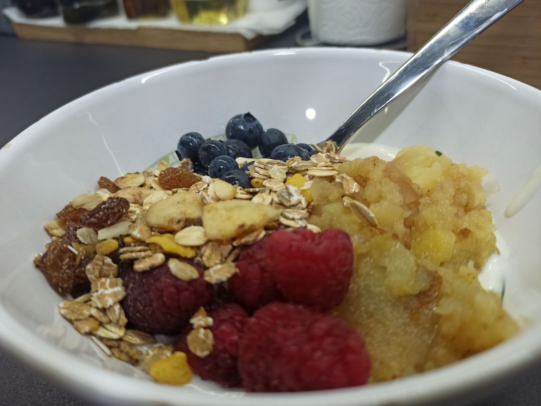 Bowl de yogurt de soja con frutos rojos, manzana asada y muesli