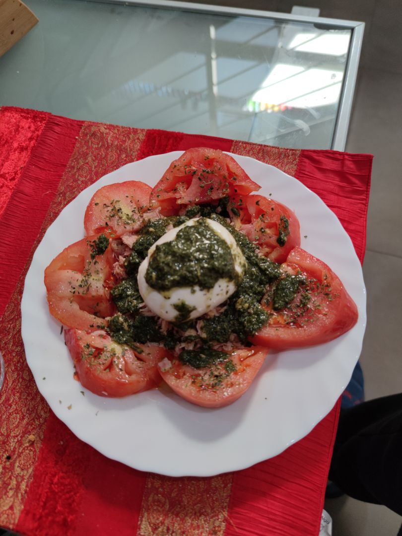 Ensalada de tomate con atún, mozzarela y salsa de pesto Ensalada de tomate con atún, mozzarela y salsa de pesto