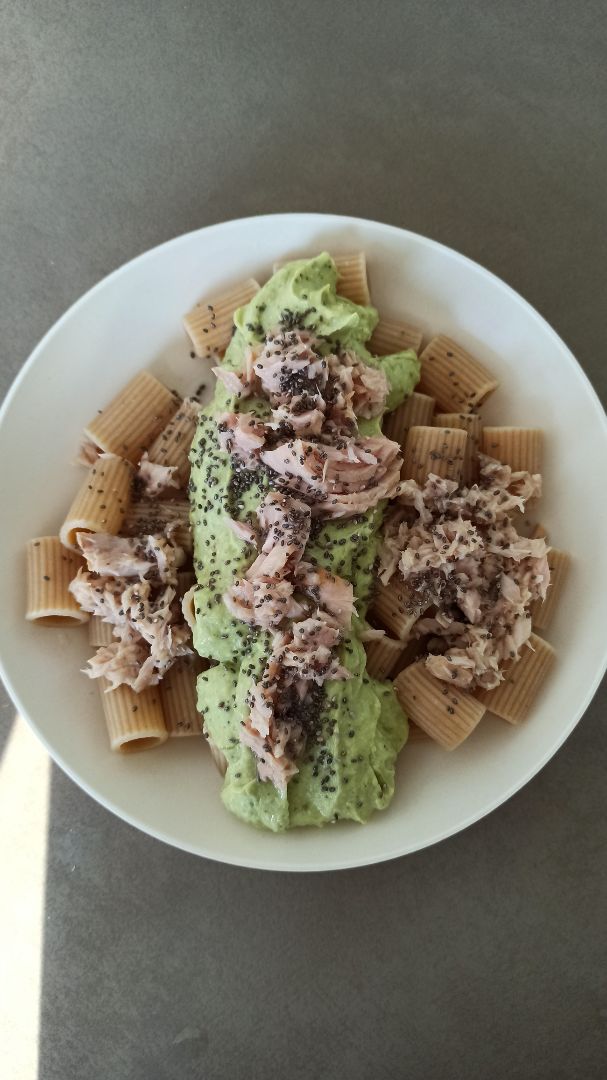 Pasta Integral con pesto de aguacate y atún